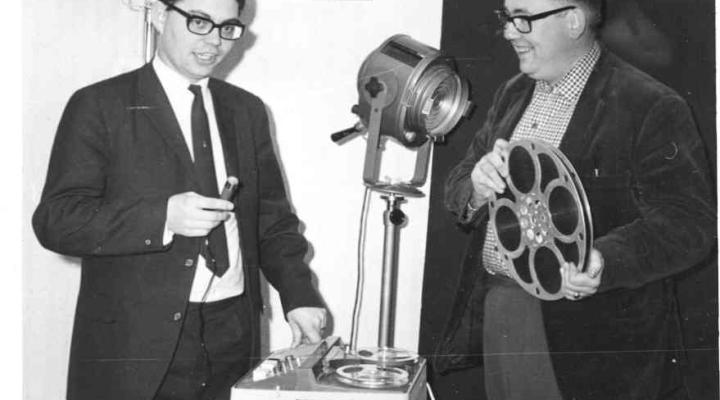 To mænd med en filmspole og andet udstyr. 1960erne