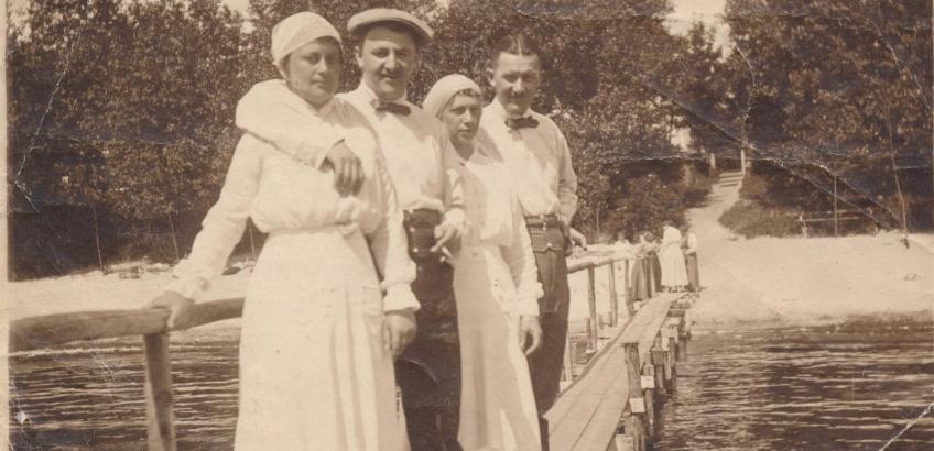 Sommergæster på badebro, ca. 1920 Sommergæster på badebro, ca. 1920