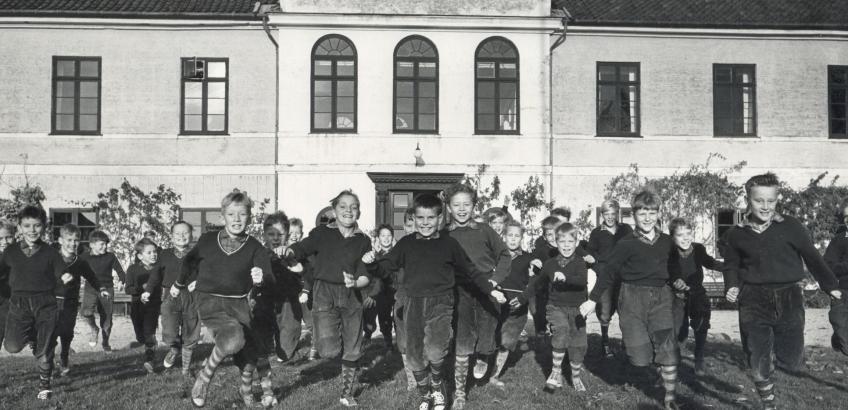 Drenge i løb foran julemærkehjemmet Lindersvold, ca. 1960 Drenge i løb foran julemærkehjemmet Lindersvold, ca. 1960